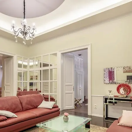 Spacious Elegant At The River Appartamento Budapest