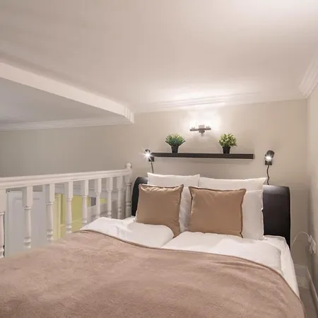 Spacious Elegant At The River Appartamento Budapest