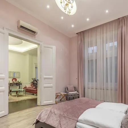 Daire Spacious Elegant At The River *