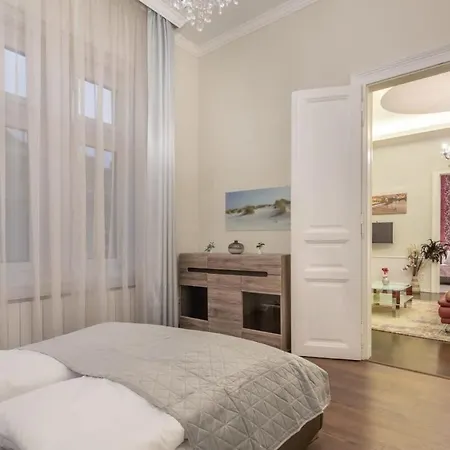 Spacious Elegant At The River *