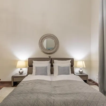 Spacious Elegant At The River Apartment