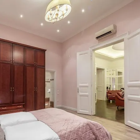 Apartman Spacious Elegant At The River