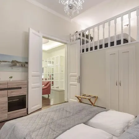 Spacious Elegant At The River Apartmán