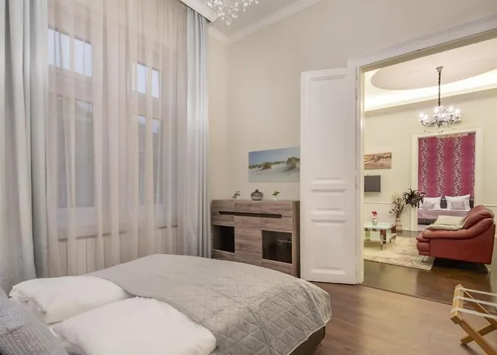 Spacious Elegant At The River *