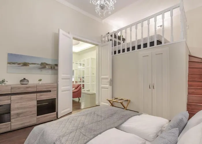 Spacious Elegant At The River Apartmán