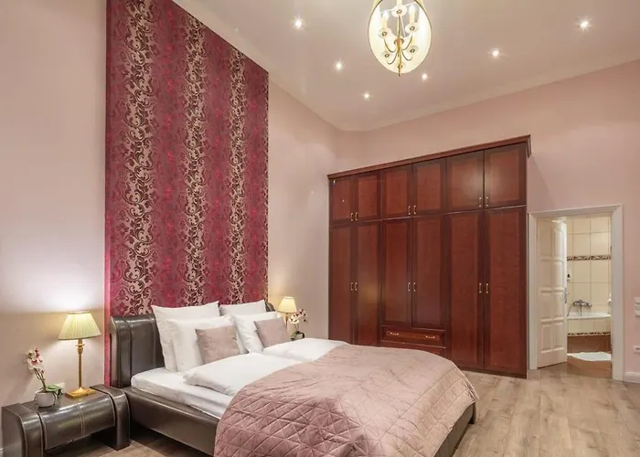 Spacious Elegant At The River Apartmán